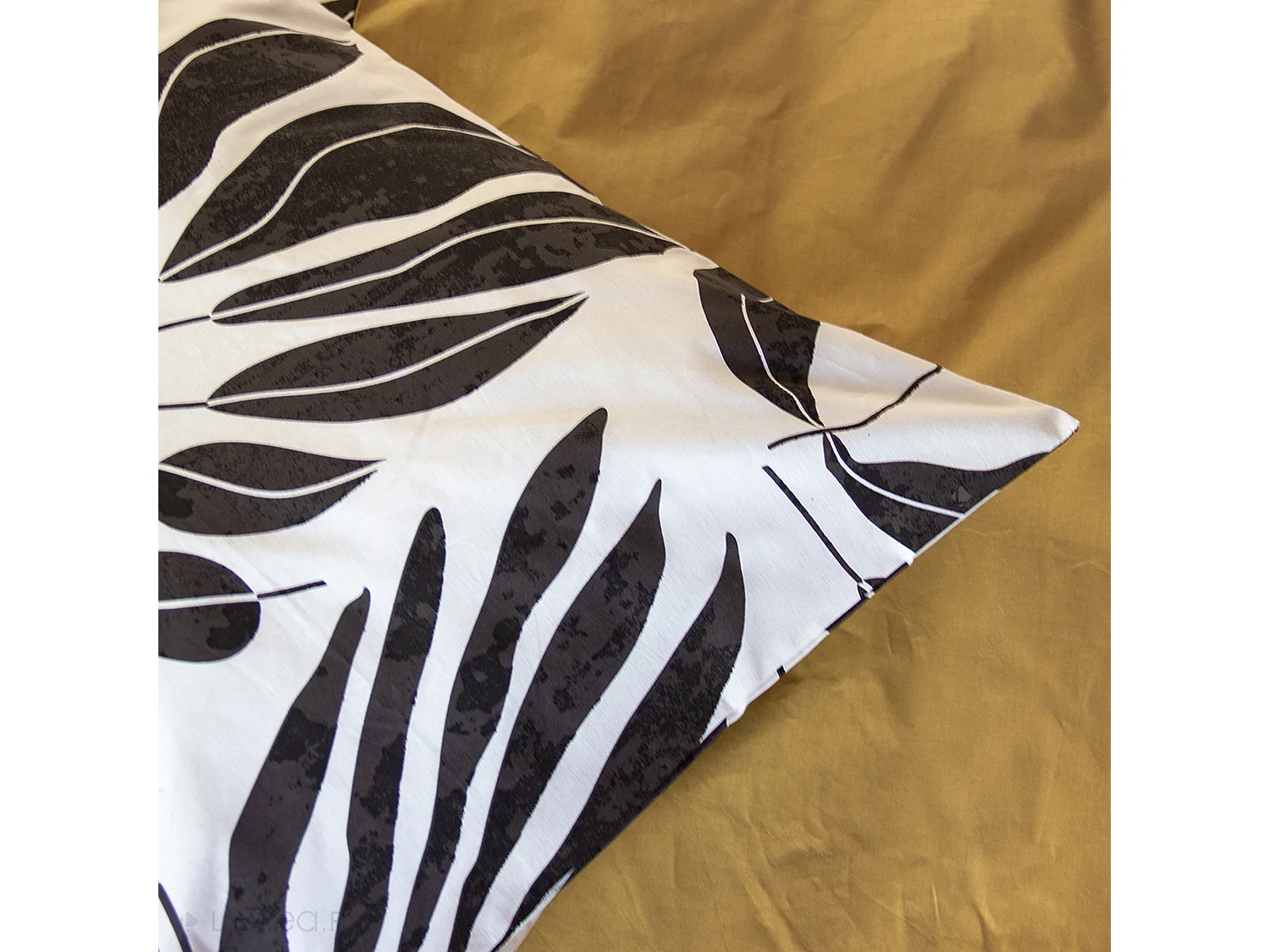 Parure de lit 240x220 cm en coton NOLIE motif feuillage blanc et jaune 3 pièces