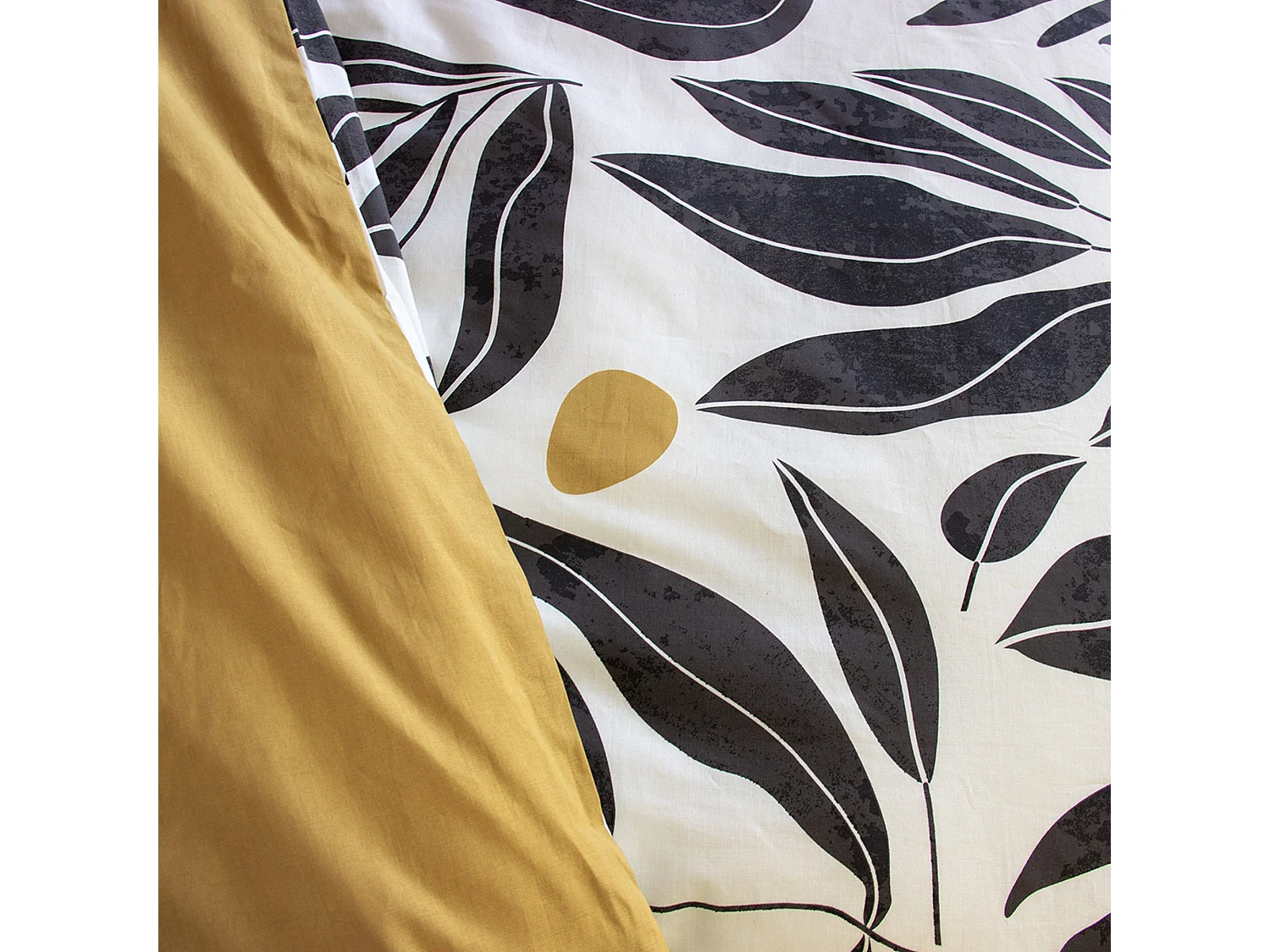 Parure de lit 260x240 cm en coton NOLIE motif feuillage blanc et jaune 3 pièces