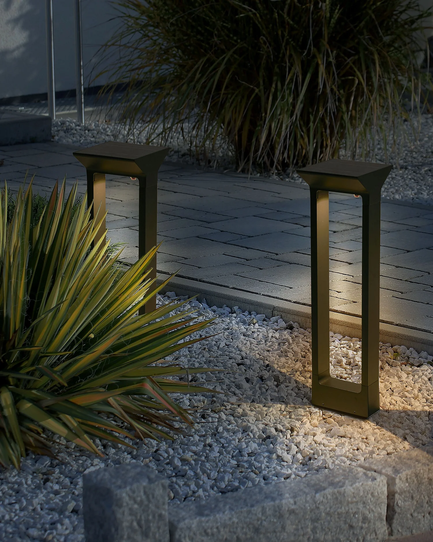 Borne solaire extérieure LED MALDEN Avec détecteur de mouvement Noir