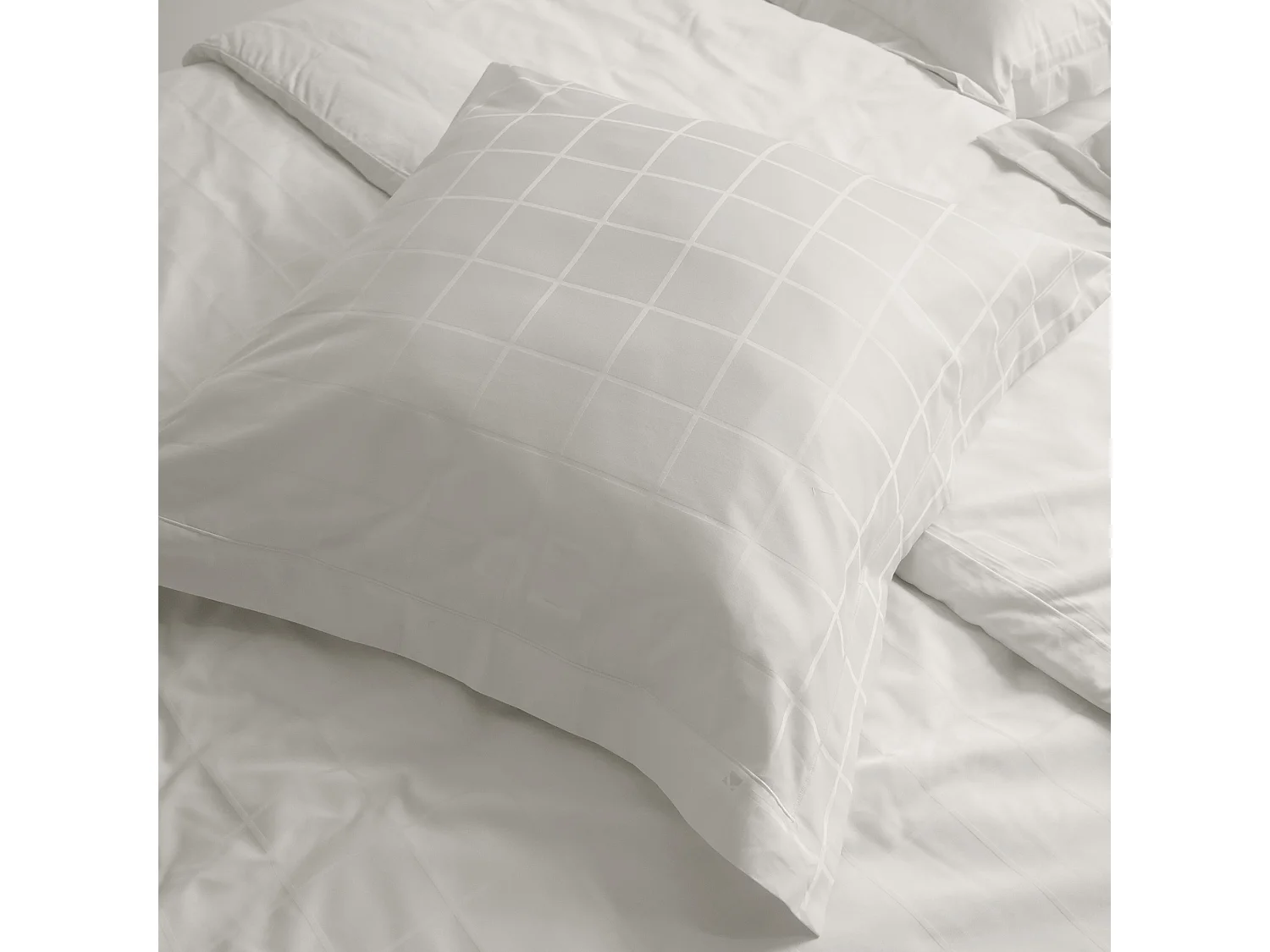 Parure de lit 280x240 cm set 65x65 satin CONCERTO carreaux beige Craie