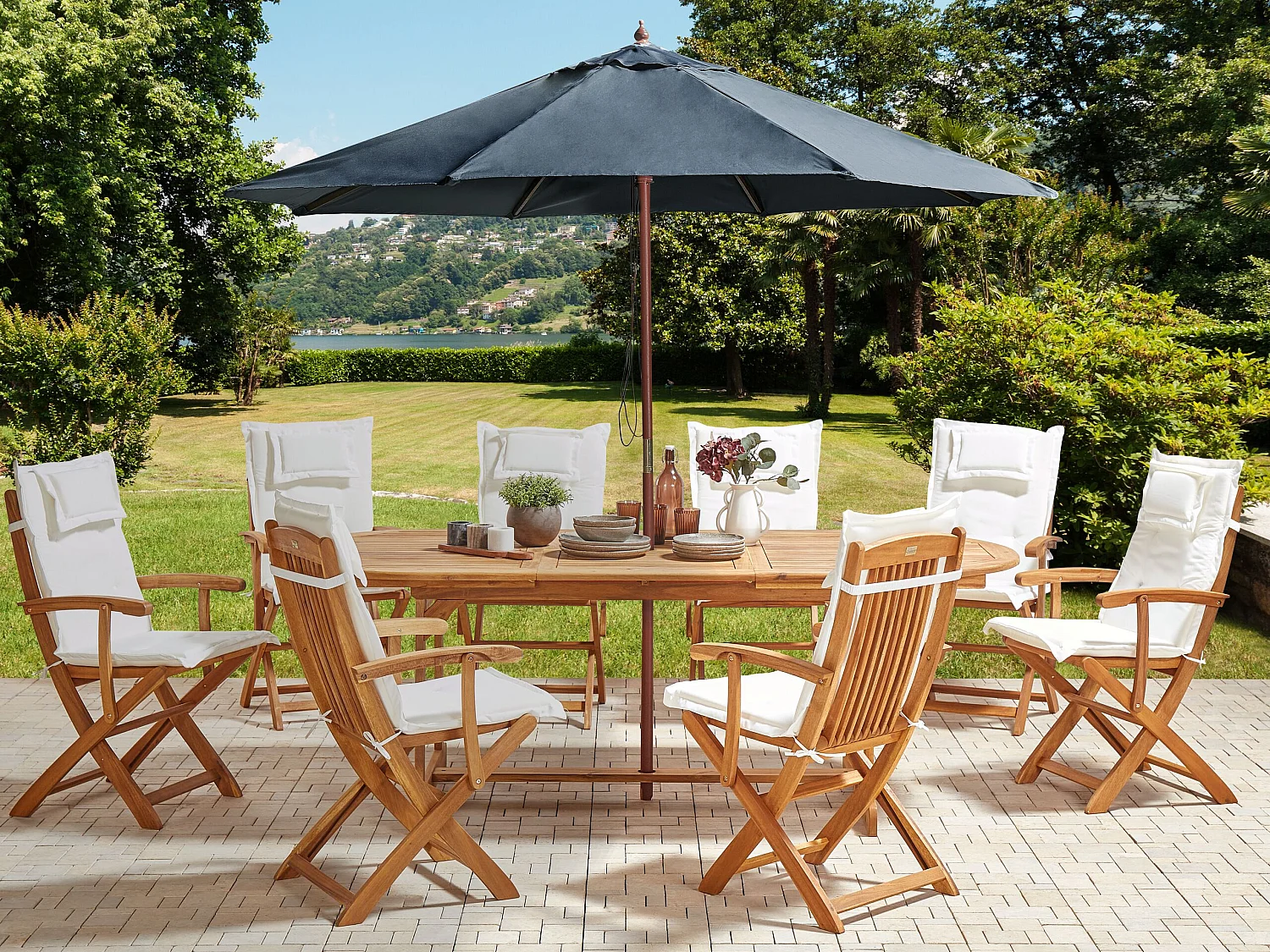 Gartenset Akazienholz heller Holzfarbton mit Auflagen weiß Sonnenschirm Maui II