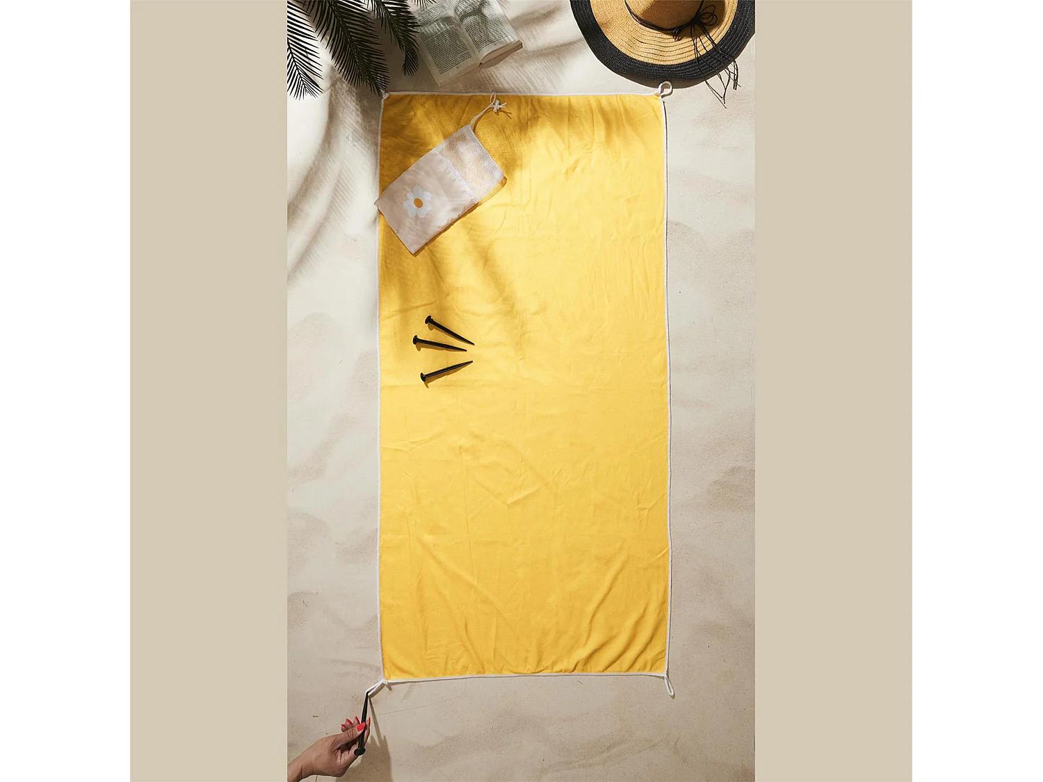 Drap de plage 70x140 cm en microfibre avec ses piquets et son sac PLAYA modèle marguerite jaune