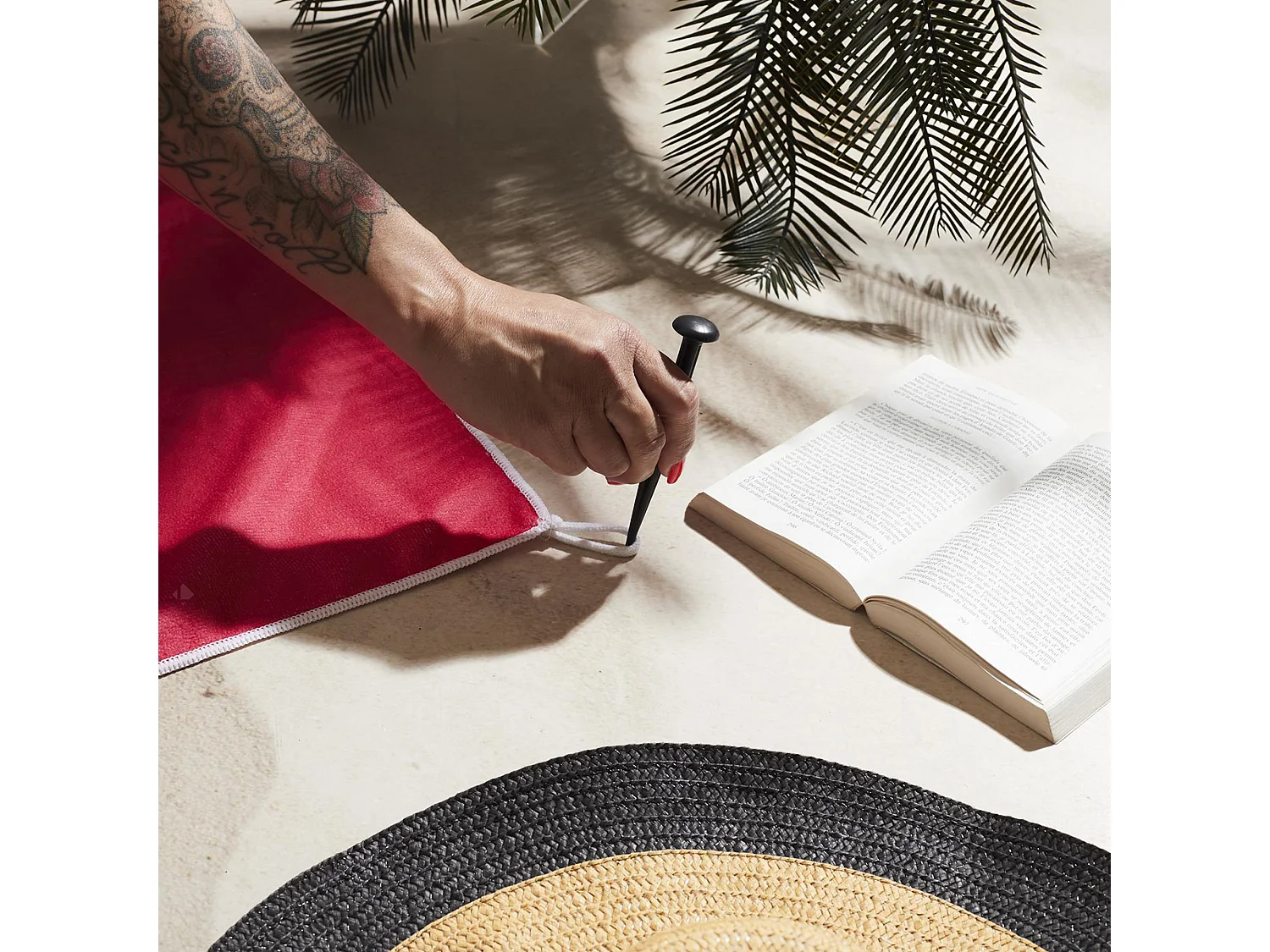 Drap de plage 70x140 cm en microfibre avec ses piquets et son sac PLAYA modèle marguerite jaune