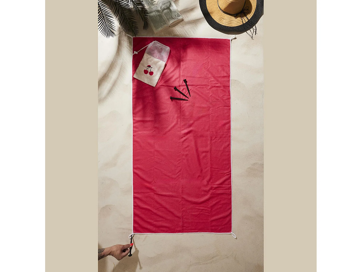 Drap de plage 70x140 cm en microfibre avec ses piquets et son sac PLAYA modèle cerise rouge
