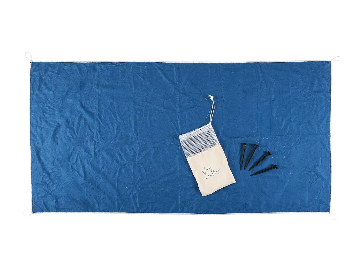 Drap de plage 70x140 cm en microfibre avec ses piquets et son sac PLAYA modèle "Vamos a la playa" bleu