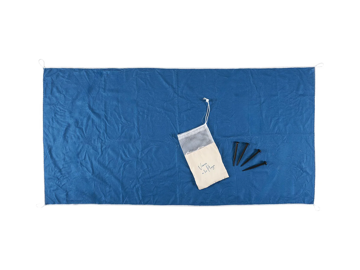 Drap de plage 70x140 cm en microfibre avec ses piquets et son sac PLAYA modèle "Vamos a la playa" bleu