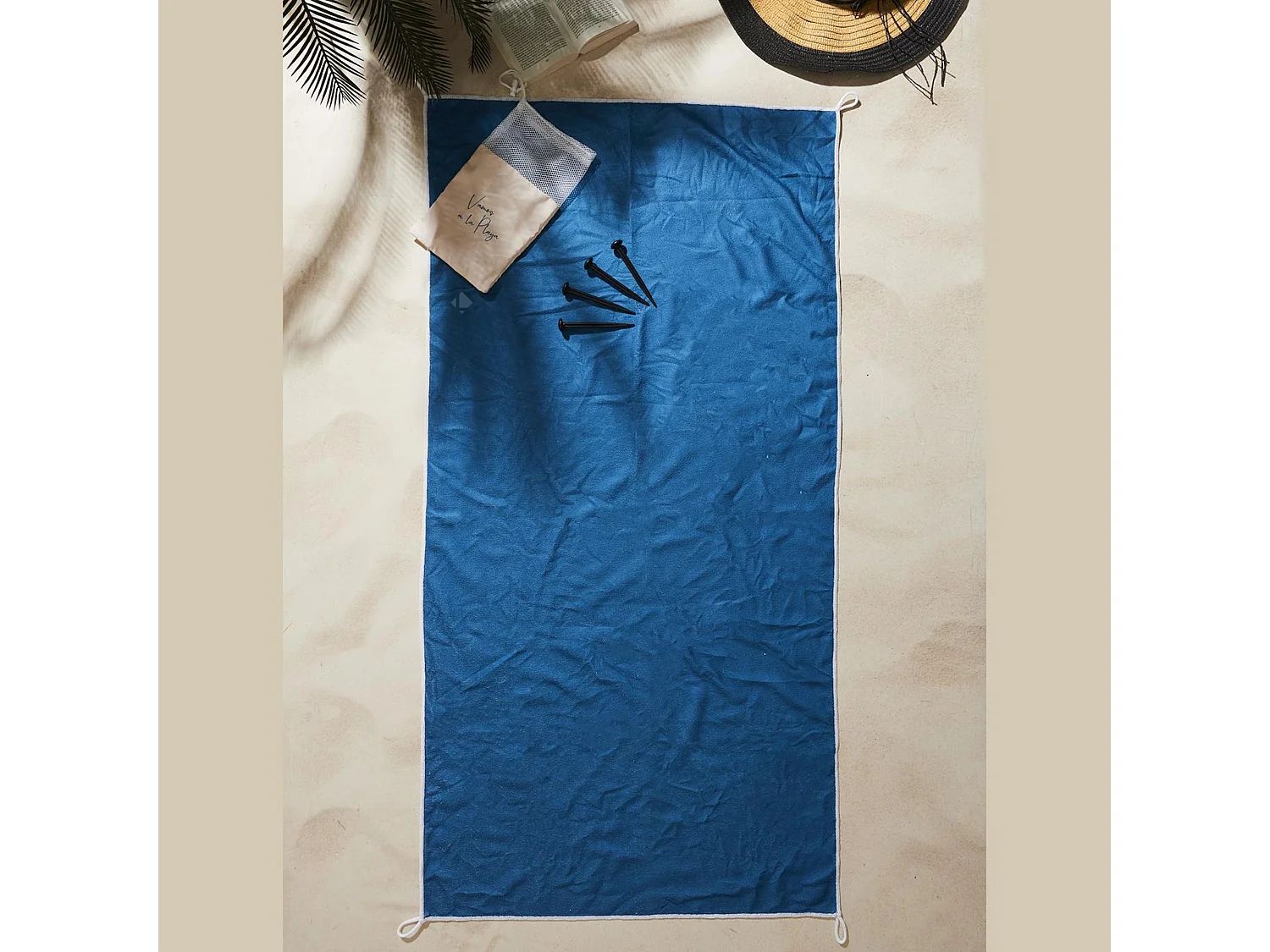 Drap de plage 70x140 cm en microfibre avec ses piquets et son sac PLAYA modèle "Vamos a la playa" bleu
