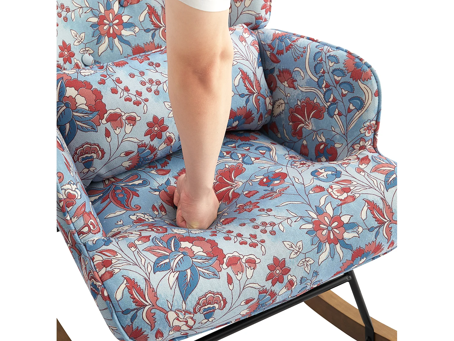 Relaxfauteuil van rustgevend velours met metalen frame en houten basis voor een ontspannend kamervakantie