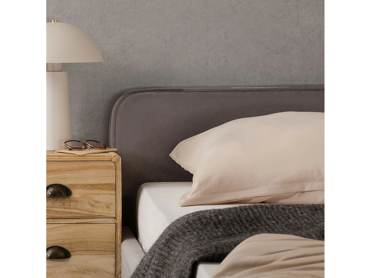 Lit double RAVELLO 140x190 cm, Revêtement en tissu, Lit style moderne pour 2 personnes, Cadre de lit avec sommier inclus, Gris