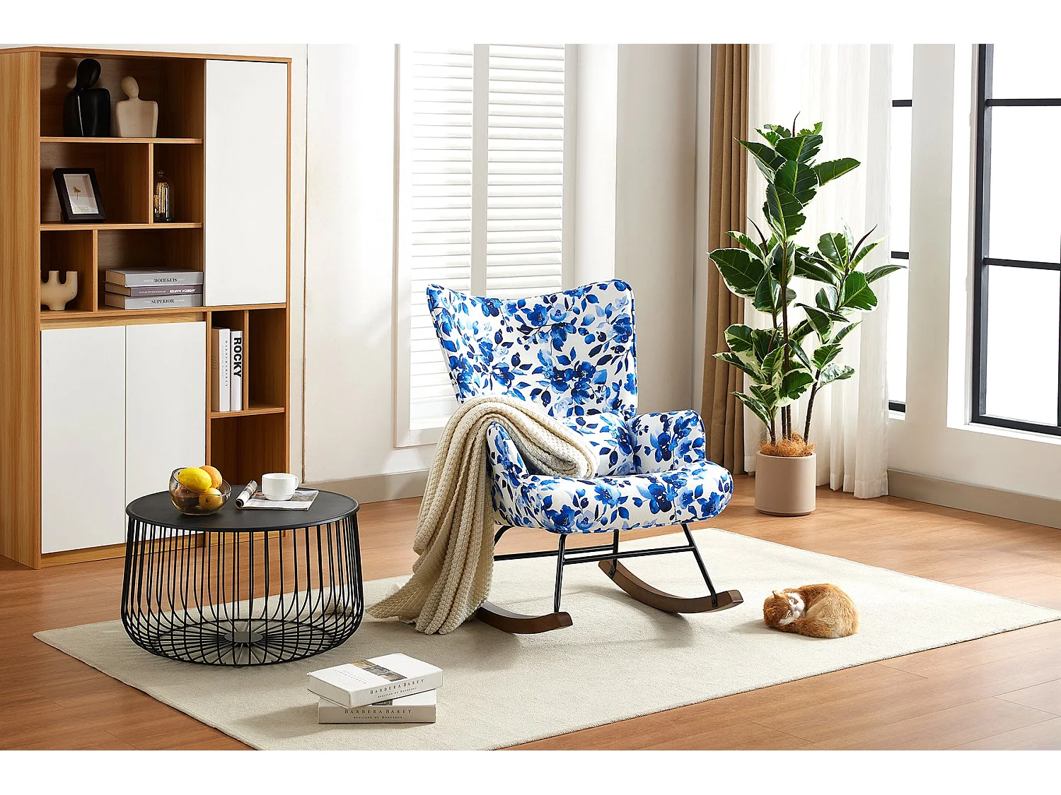 Elegante mecedora de terciopelo con estructura de metal y base de madera para un dormitorio con estilo.