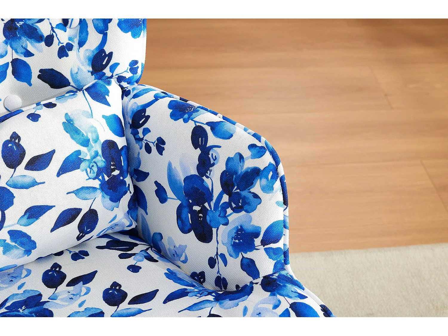 Elegante mecedora de terciopelo con estructura de metal y base de madera para un dormitorio con estilo.