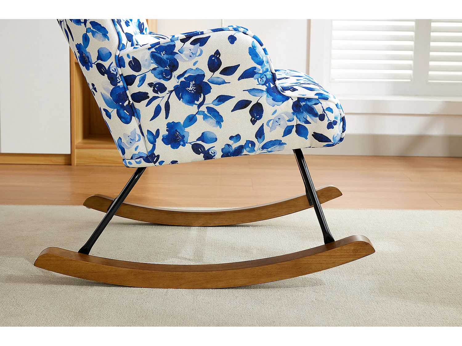 Elegante mecedora de terciopelo con estructura de metal y base de madera para un dormitorio con estilo.