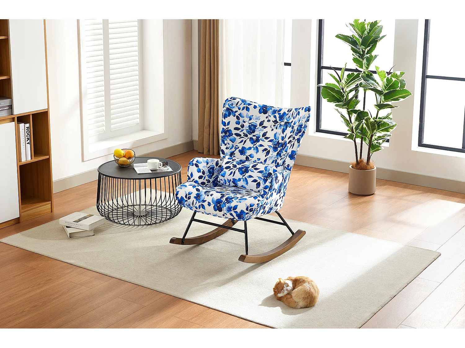 Elegante mecedora de terciopelo con estructura de metal y base de madera para un dormitorio con estilo.