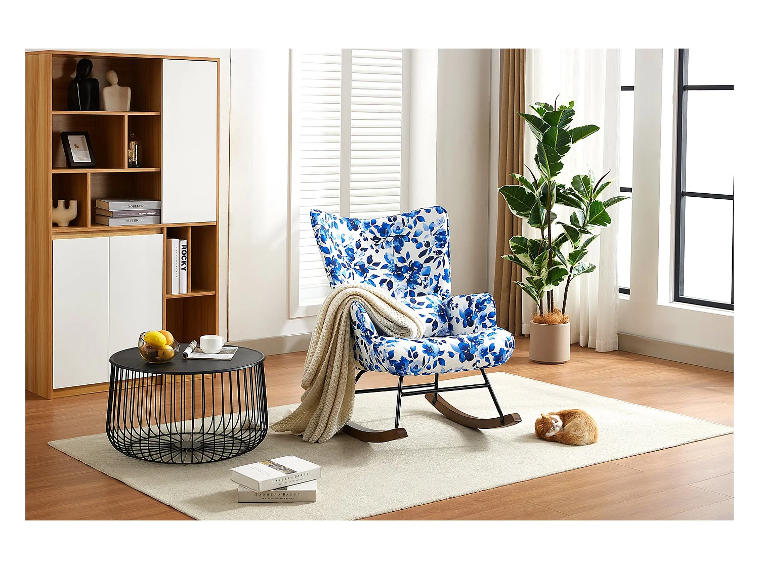 Elegante schommelstoel in fluweel met metalen frame en houten onderstel voor een verfijnde slaapkamer