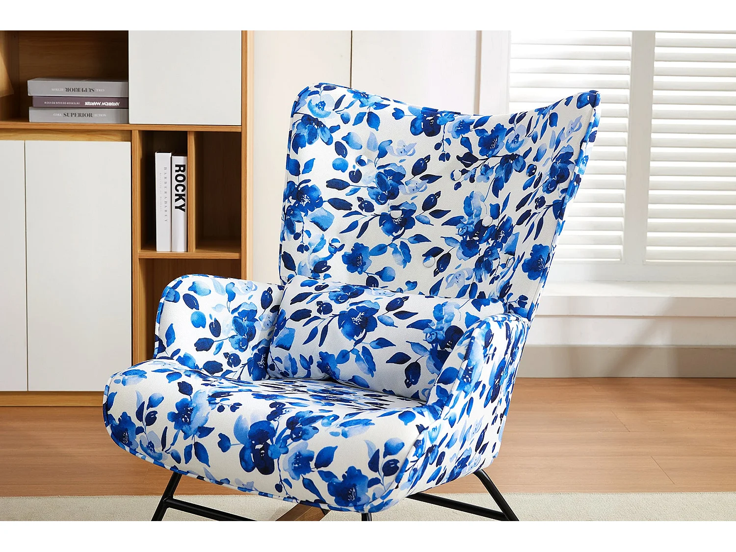 Elegante mecedora de terciopelo con estructura de metal y base de madera para un dormitorio con estilo.