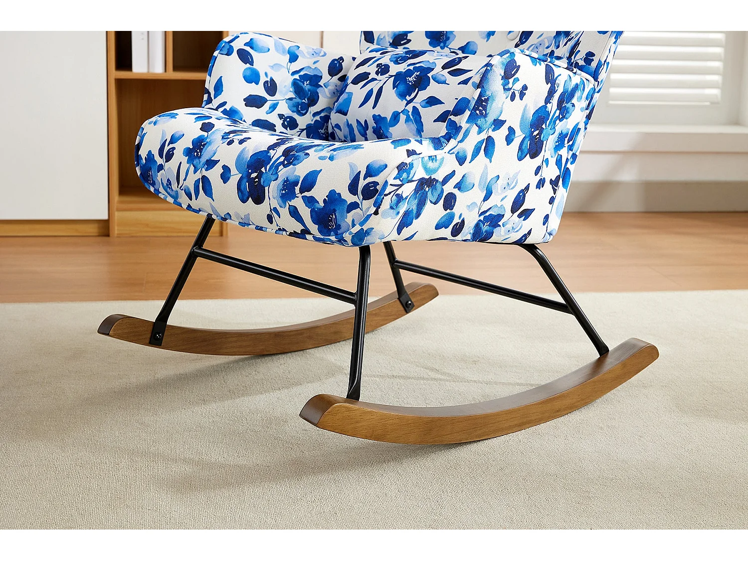 Elegante mecedora de terciopelo con estructura de metal y base de madera para un dormitorio con estilo.