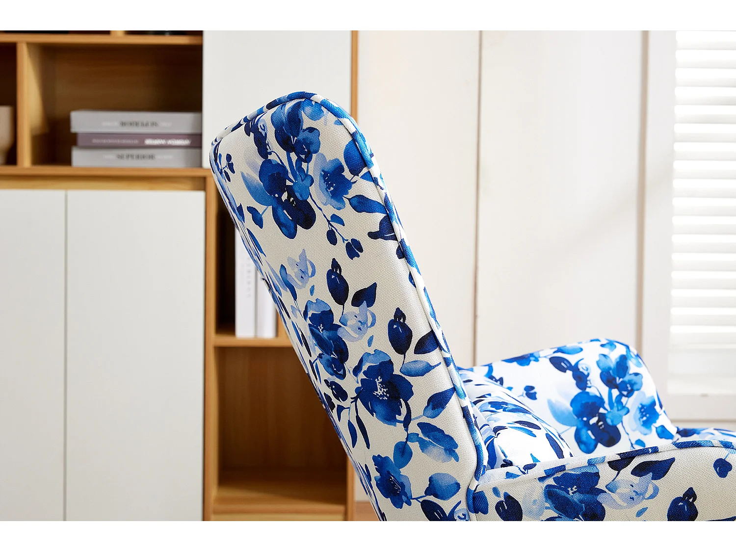 Elegante mecedora de terciopelo con estructura de metal y base de madera para un dormitorio con estilo.