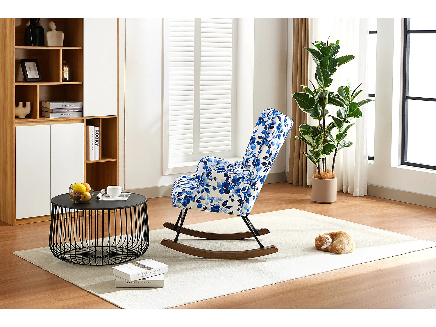 Elegante mecedora de terciopelo con estructura de metal y base de madera para un dormitorio con estilo.