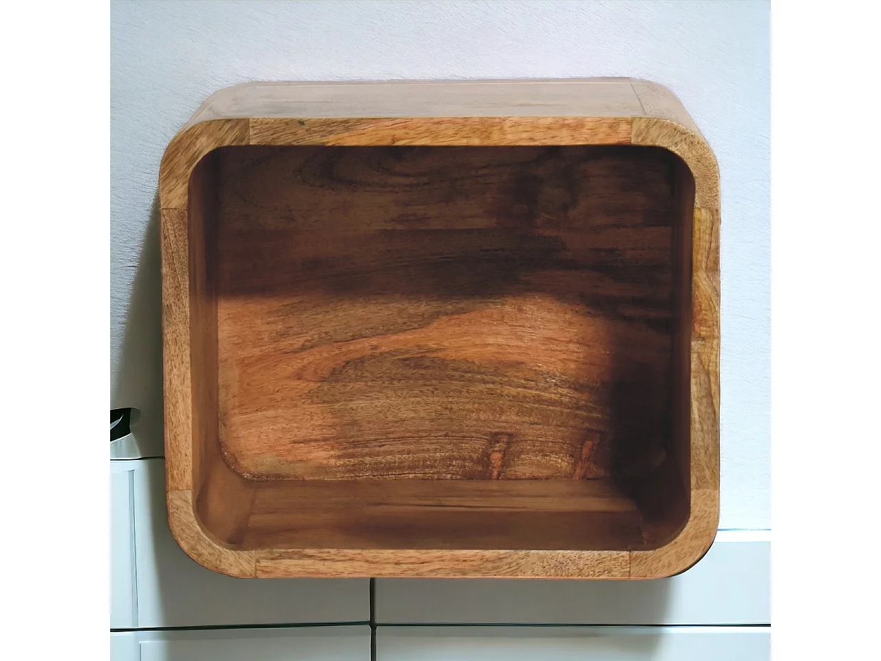 Ścienna szafka nocna w stylu dębowym z otwartą przestrzenią