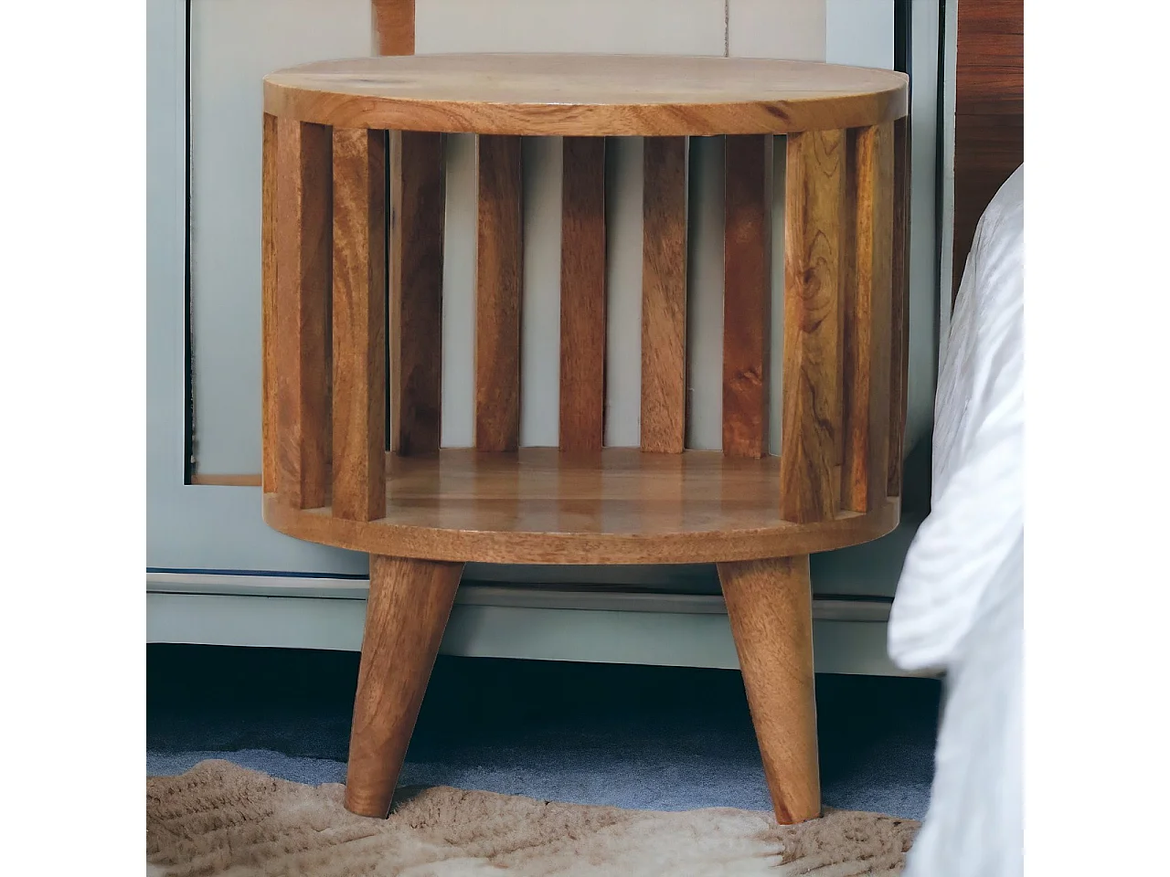 Artisan Furniture Massivholz-Nachttisch Ariella mit Ablage