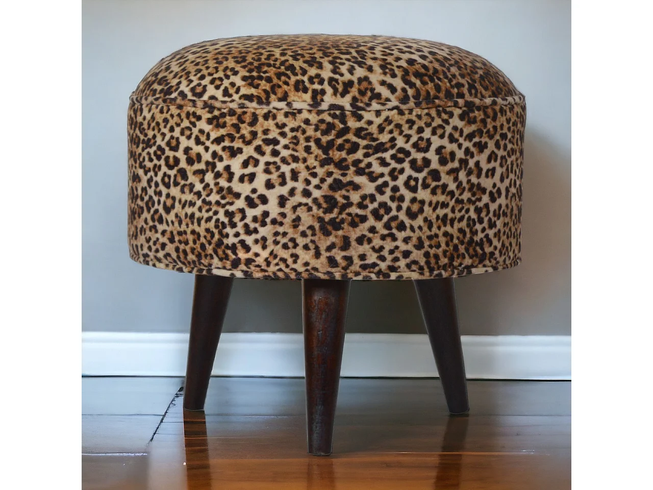 Taburete de leopardo estilo escandinavo