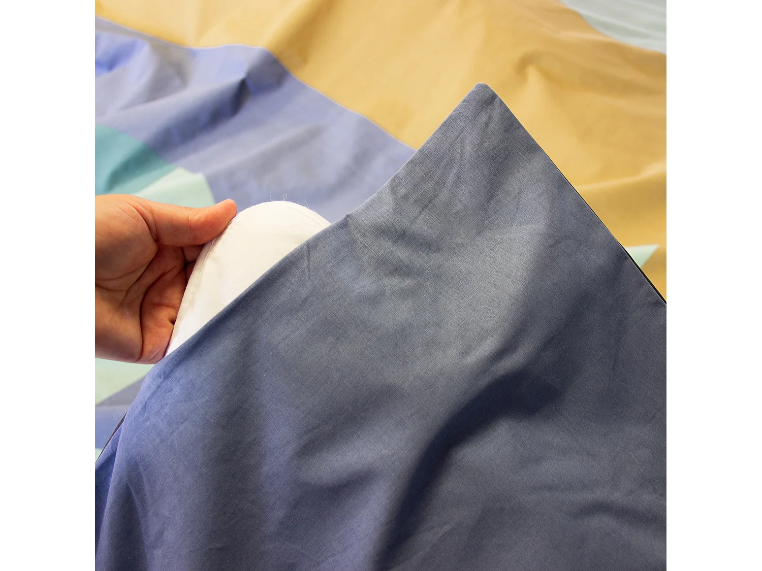 Parure de lit 240x220 cm en coton JOELE motif géométrique vert et bleu 3 pièces