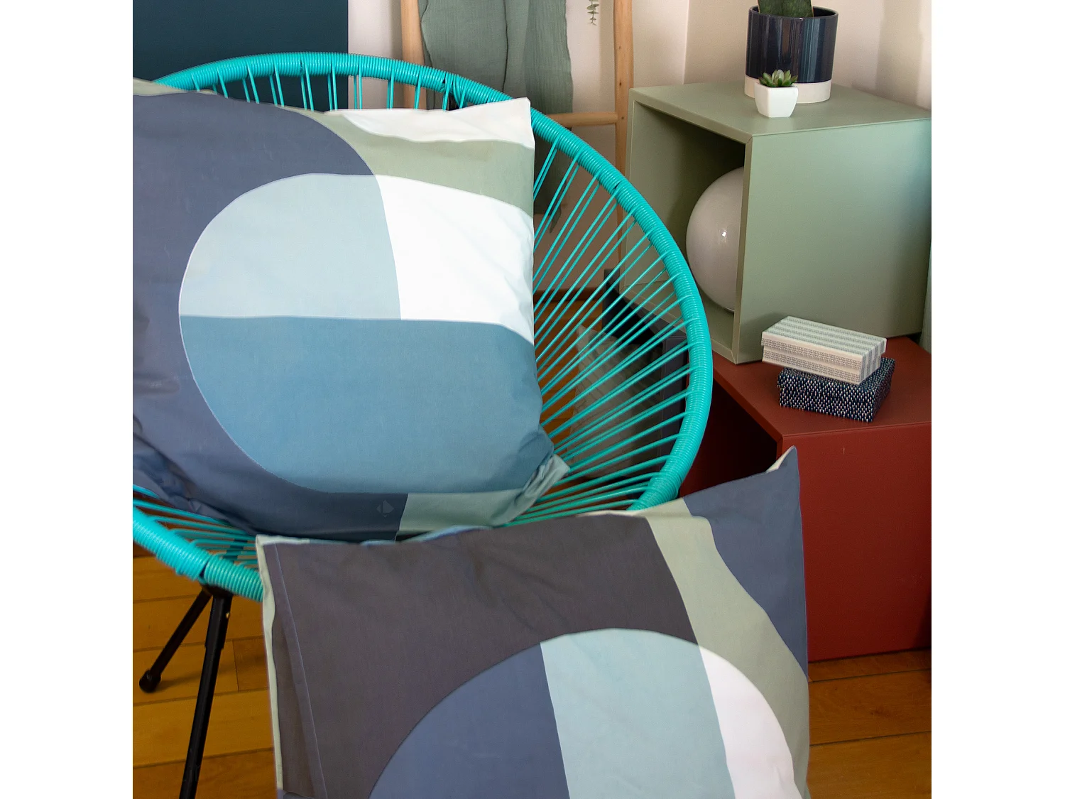 Parure de lit 260x240 cm en coton JOELE motif géométrique vert et bleu 3 pièces