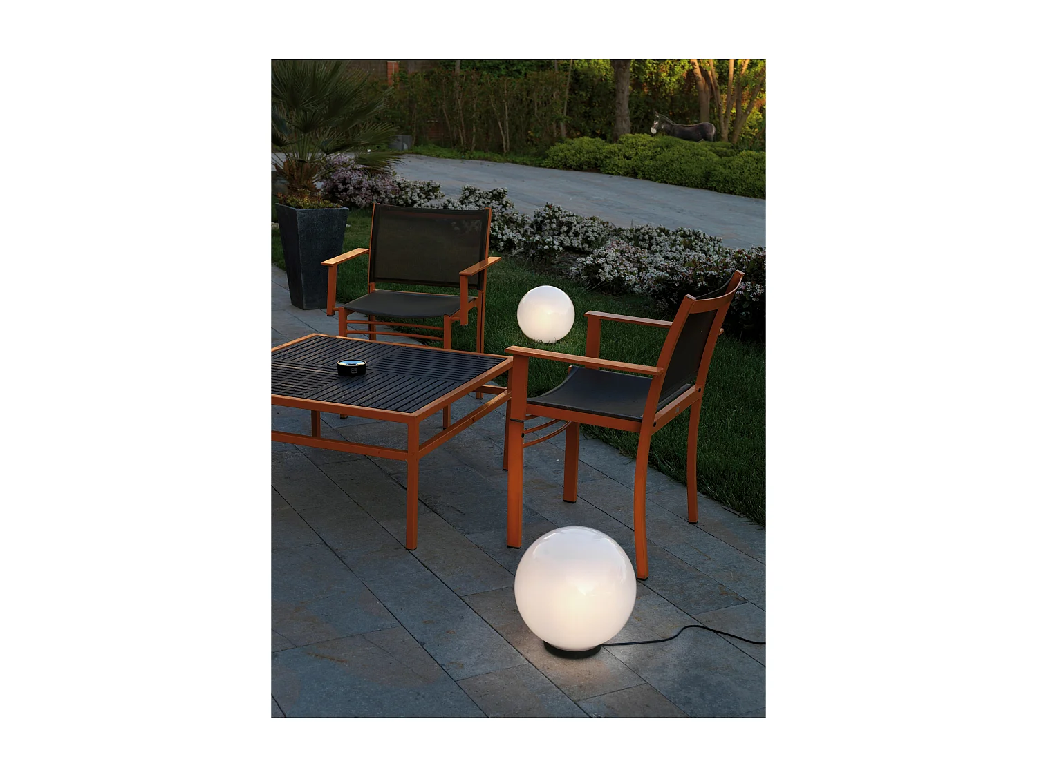 GLOU Außenleuchte im modernen und vielseitigen Stil – D. ø25 cm – E27 15 W – 2 m Kabel – IP44 – Opal-Bajonettkugel – außen – Polyamid und Schwarz