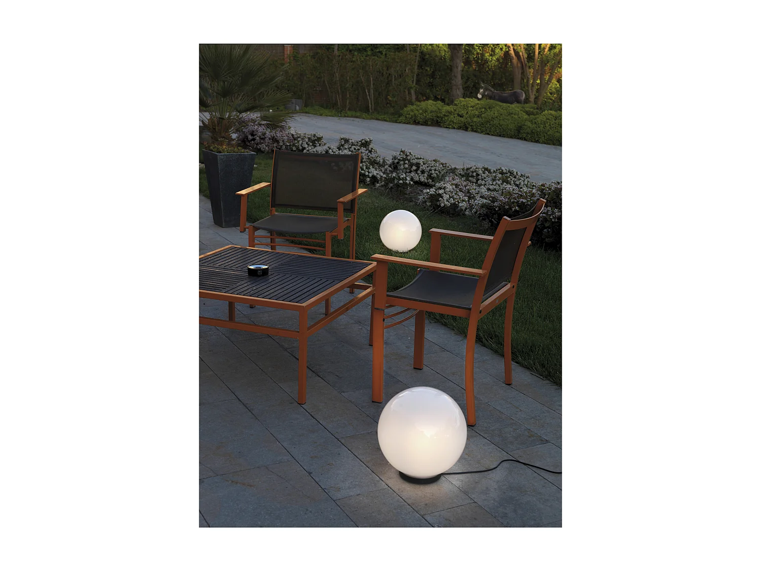 Balise extérieure GLOU style moderne et polyvalent-d.ø40 cm-e27 15W-câble 2 m-IP44-sphère baïonnette opale-extérieur-polyamide et noir