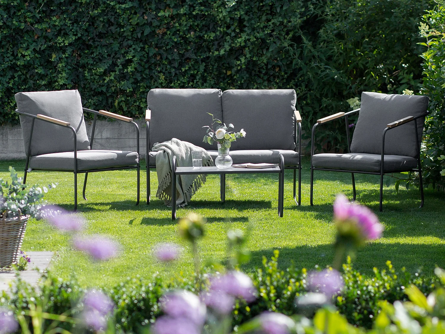 Ensemble de salon de jardin avec table 4 places VEZZANA Métal Gris