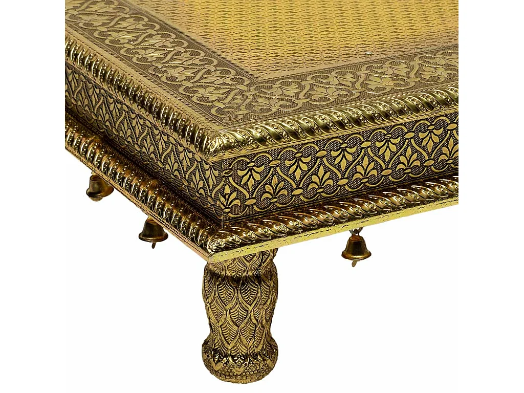 Mesa lateral de metal com relevo dourado 38x38x12
