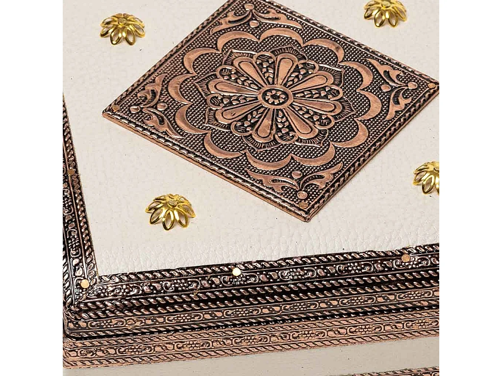 Joyero de metal repujado color cobre 15x15x5