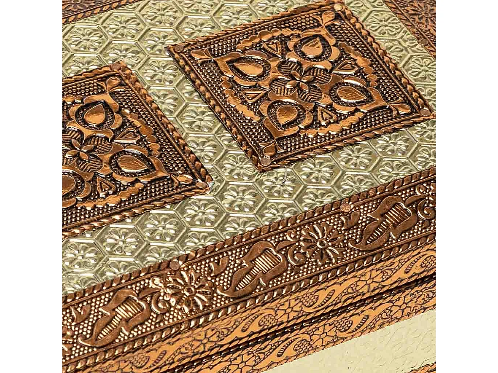 Boîte à bijoux en métal repoussé couleur cuivre 17,5x12,5x6h