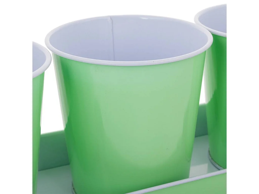 Tablett und 3 grüne Metalleimer