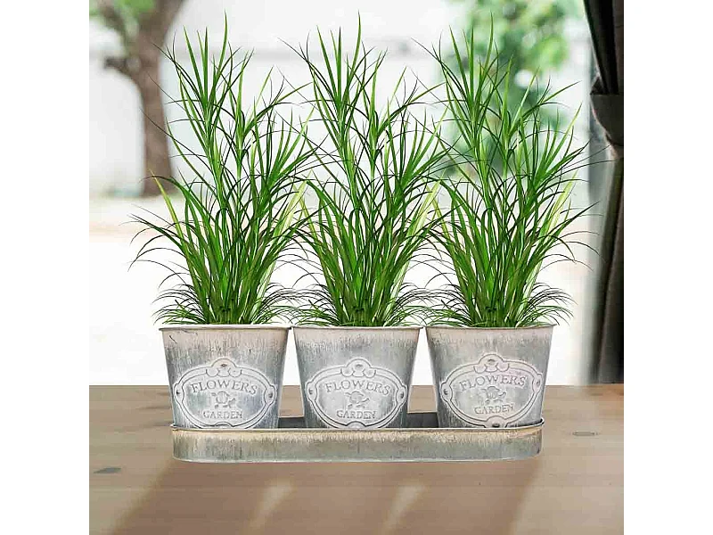 3 weiße Metallwürfel und Tablett