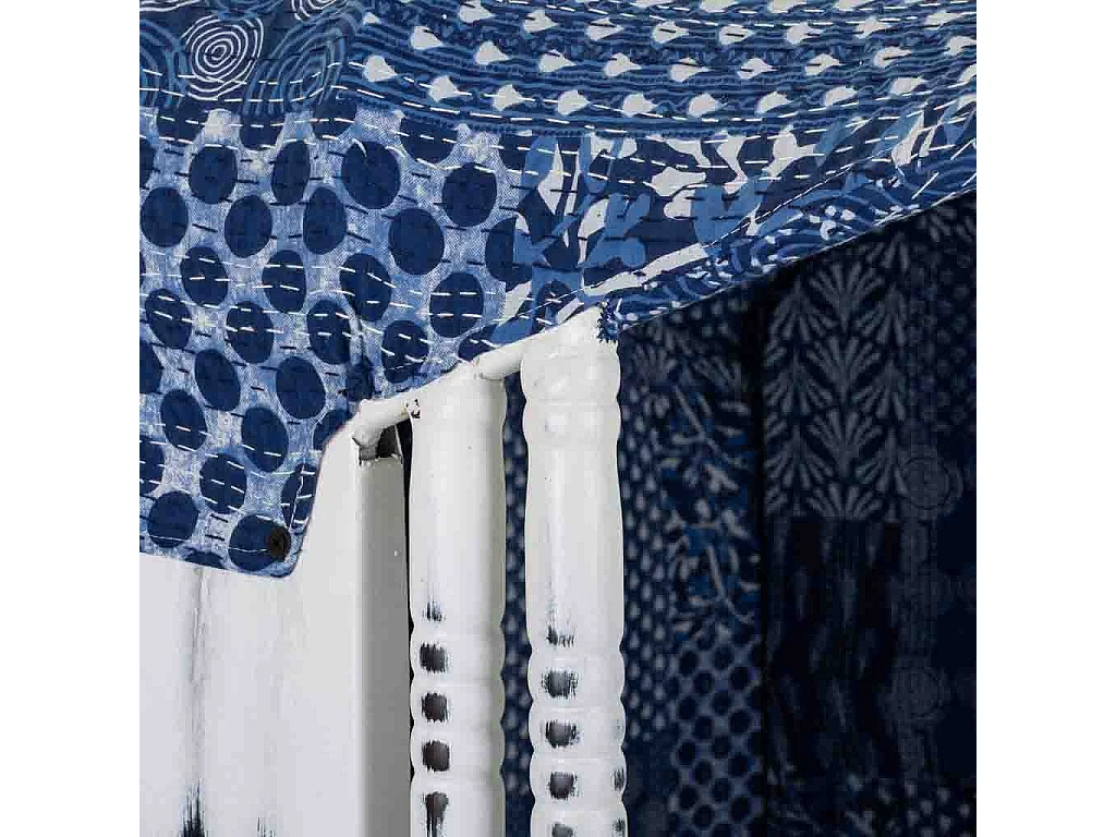 Divano tuk tuk realizzato in metallo e rivestimento bianco 142x91x162h