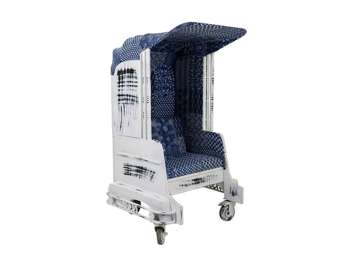 Poltrona tuk tuk em metal branco e estofamento azul 90x90x160