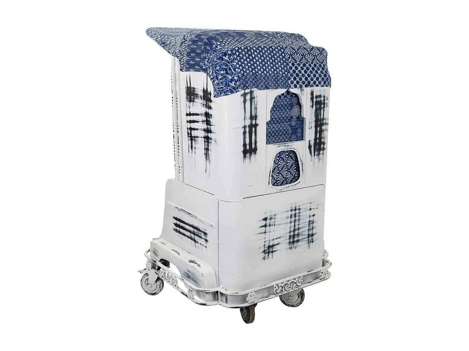 Poltrona tuk tuk em metal branco e estofamento azul 90x90x160