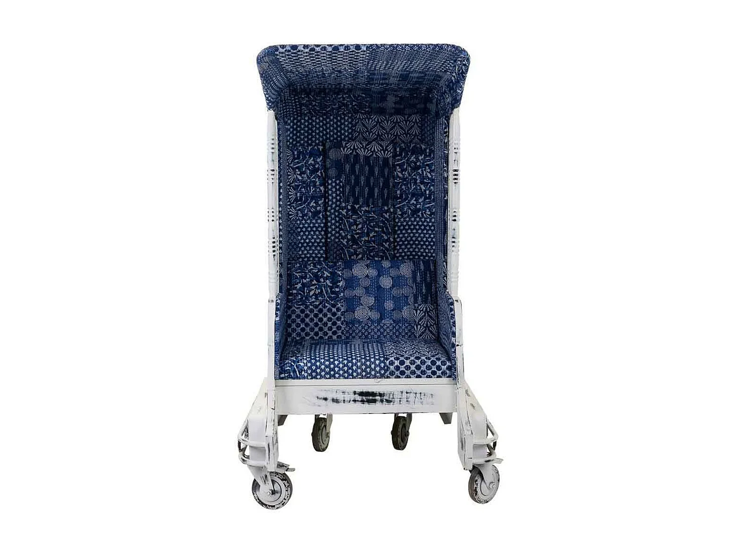Poltrona tuk tuk em metal branco e estofamento azul 90x90x160