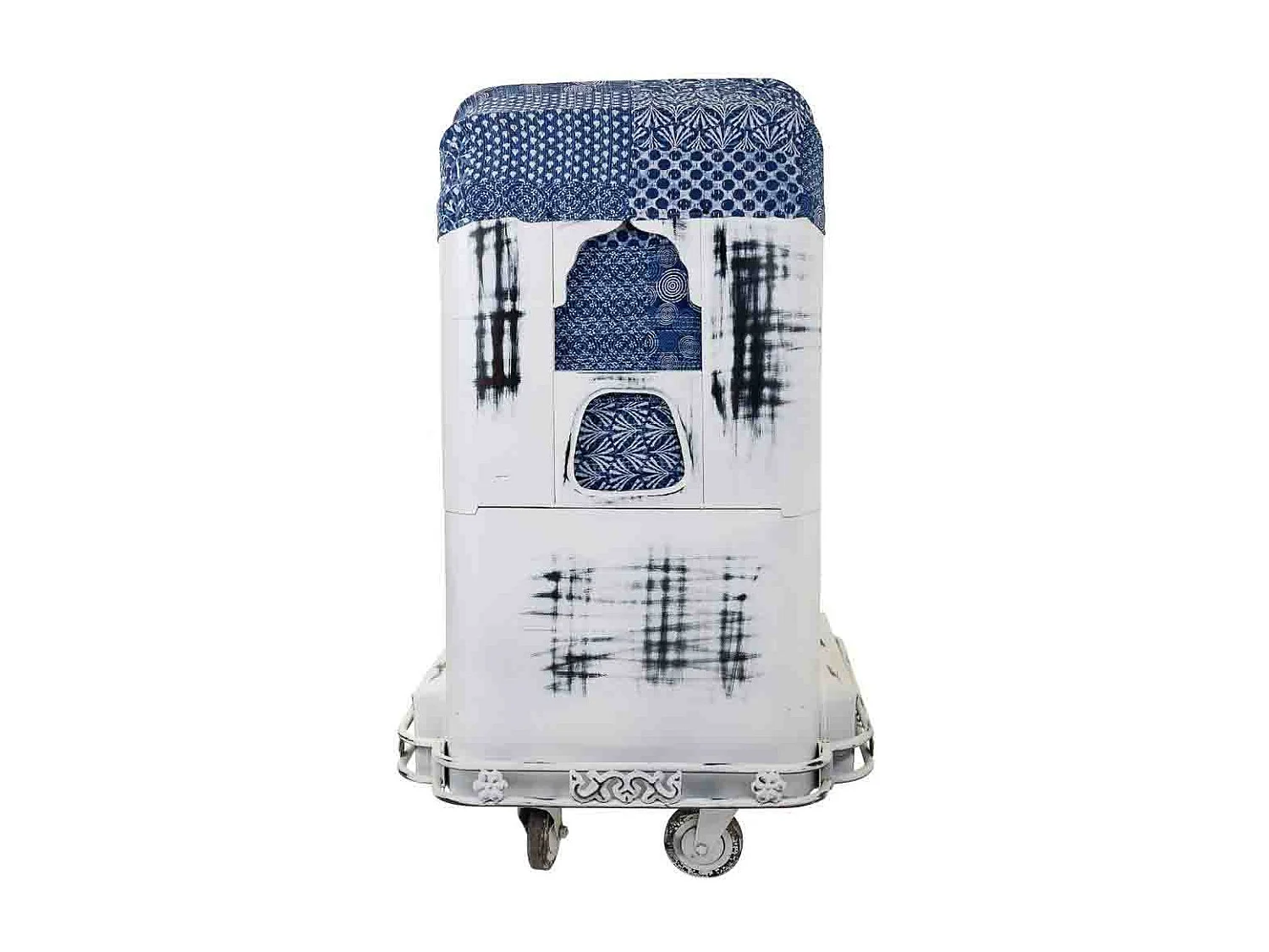Poltrona tuk tuk em metal branco e estofamento azul 90x90x160