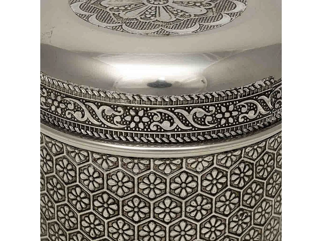 Pot en métal repoussé argenté 10x10x12