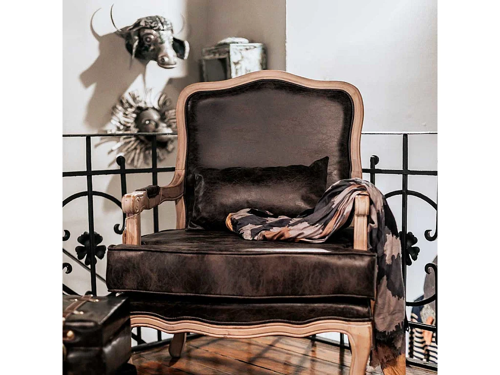 Braun gepolsterter Holzsessel 64x72x92h cm