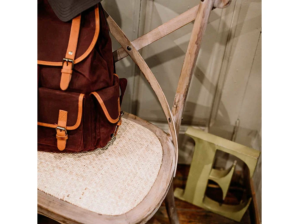 Holzstuhl und brauner Rattansitz 44x42x46/88h cm