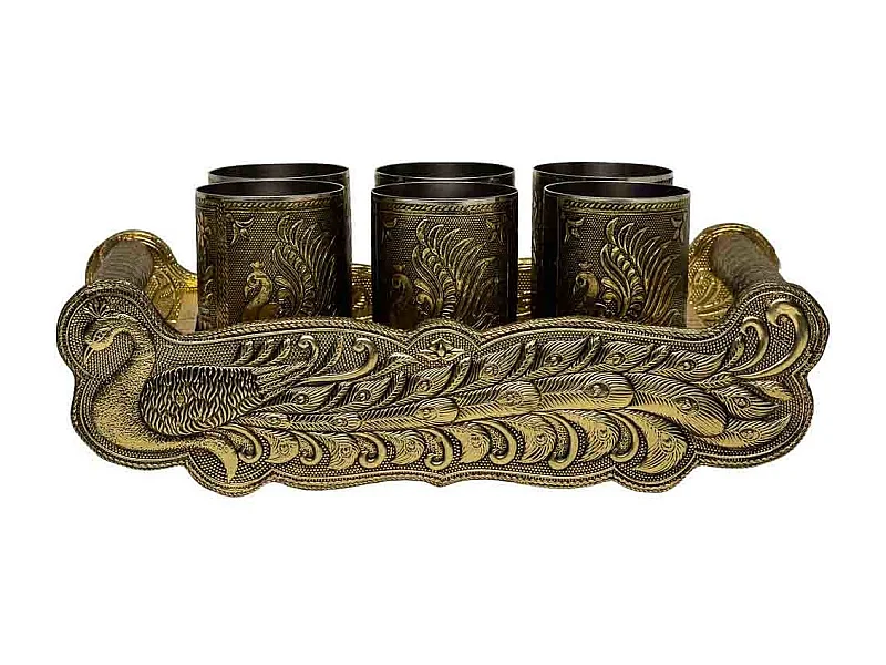 Bandeja de metal com relevo dourado 25x13x6