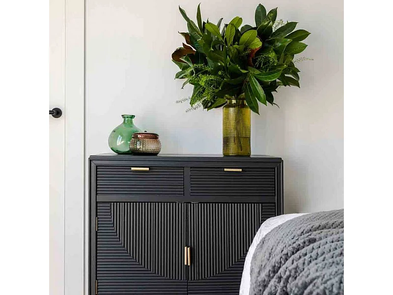 Houten gangkast met 2 deuren en 2 lades met unieke stijl en comfort