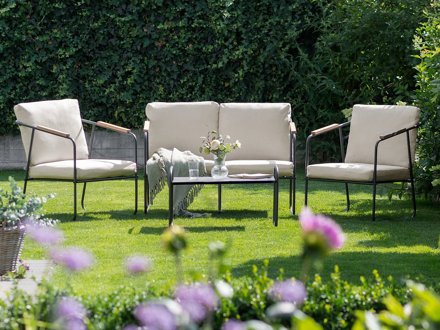 Ensemble de salon de jardin avec table 4 places VEZZANA Métal Beige clair