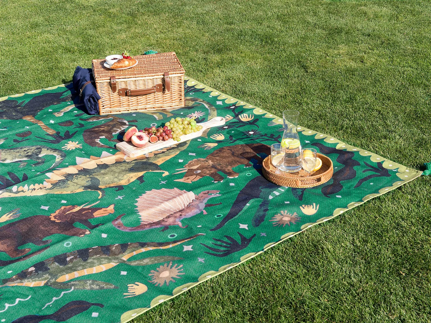 Picknickdecke grün 200 x 200 cm isoliert Quasten Tiermuster modern Tuziani
