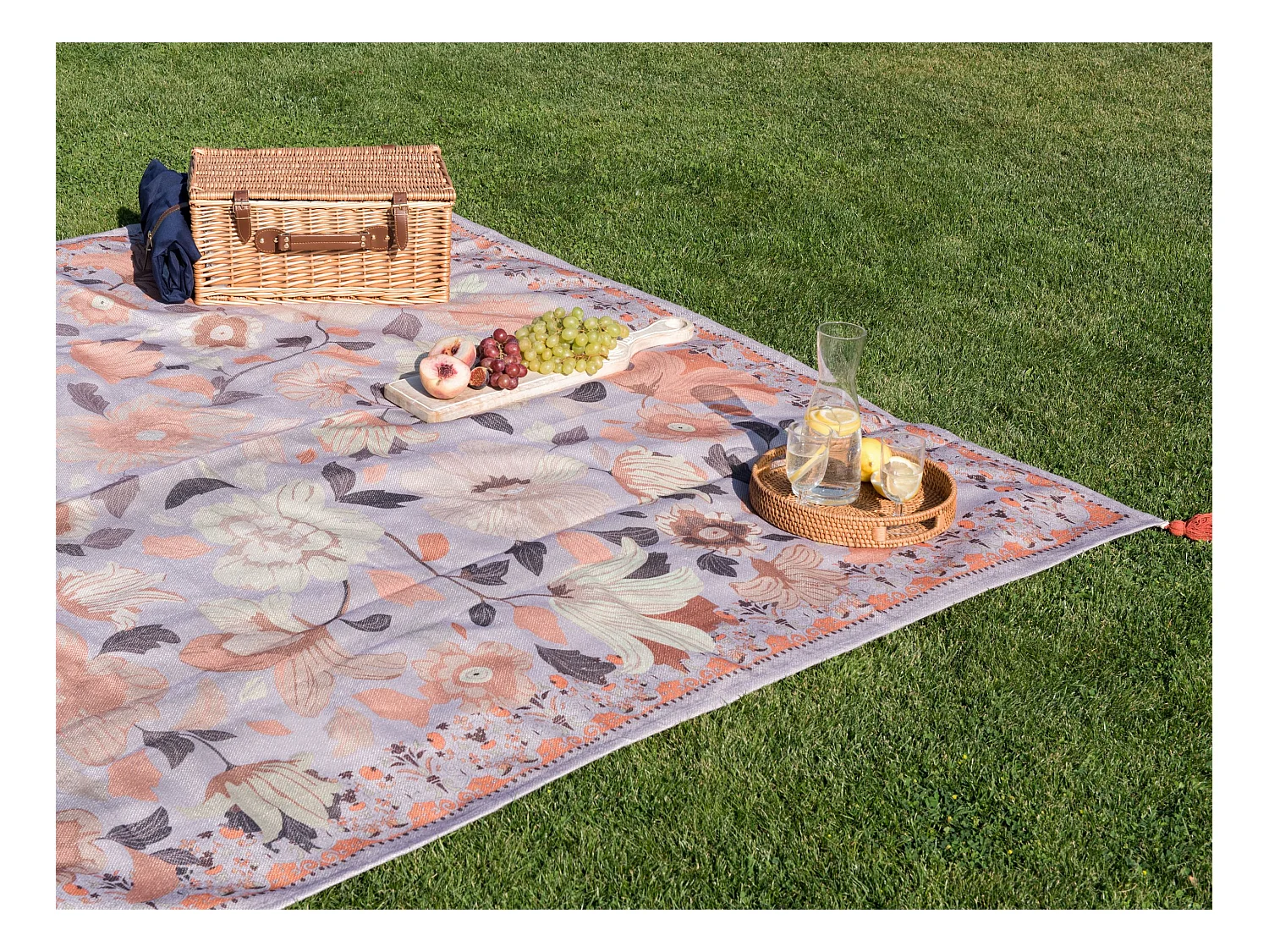 Picknickdecke violett 200 x 200 cm isoliert Quasten Blumenmuster Tufki