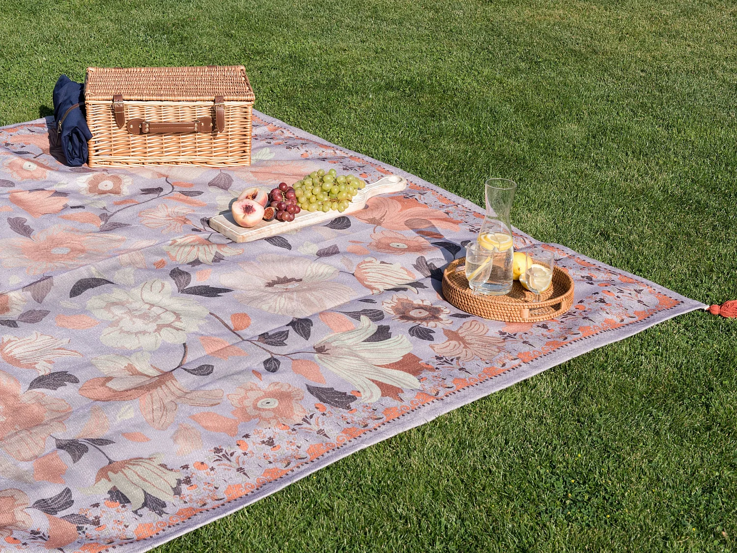Picknickdecke violett 200 x 200 cm isoliert Quasten Blumenmuster Tufki