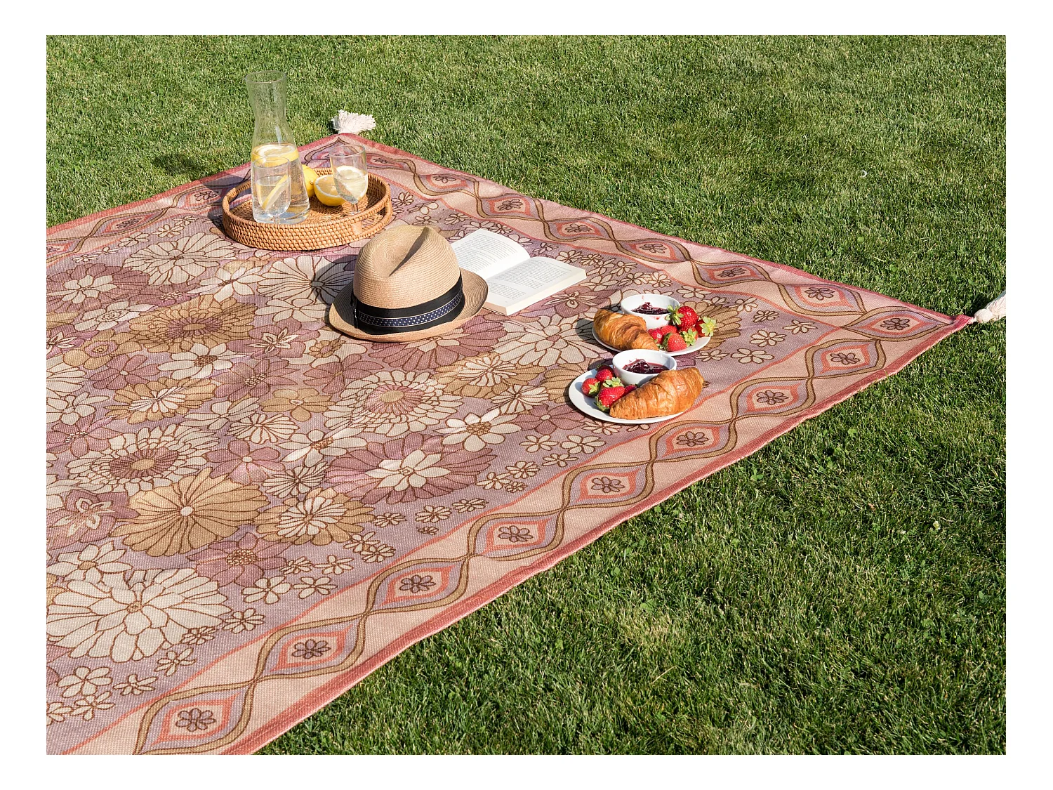 Picknickdecke rosa 200 x 200 cm isoliert Quasten Blumenmuster Lashari